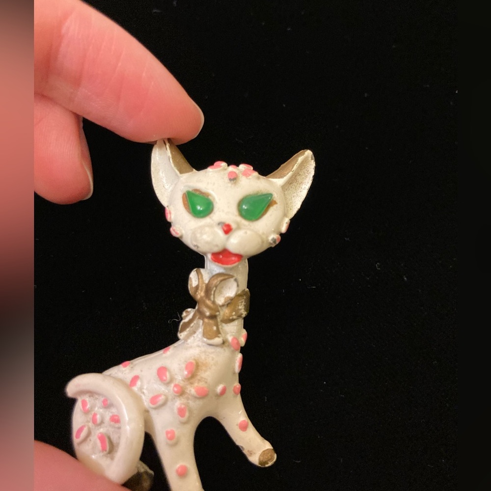 Vintage 1960s Trifari Cat Pin - Green Rhinestone Gem Accents, Pink Spots - Picture 4 of 13